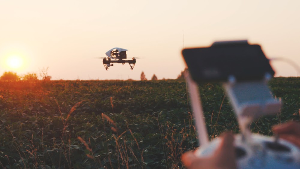 Drones podem mapear a propriedade de forma integrada a máquinas autônomas. (Fonte: Shutterstock/america_stock/Reprodução)
