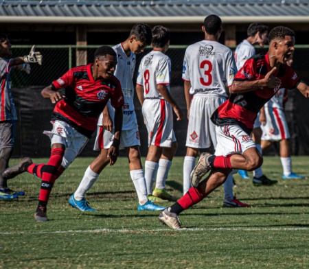 Vitinho comemorando o gol contra o Bangu  (Foto: Site Oficial do Flamengo)