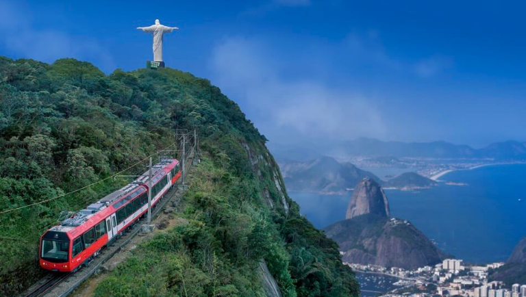 O Trem do Corcovado leva o turista aos pés do Cristo Redentor e garante uma vista espetacular da cidade do Rio de Janeiro. Crédito: Trem do Corcovado