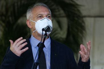 Tânia Rêgo /Agência Brasil O diretor do Instituto de Biotecnologia em Imunobiológicos (Bio-Manguinhos), Maurício Zuma,fala à imprensa, após visita às instalações de produção da vacina da Fiocruz/ Oxford /AstraZeneca, no Rio de Janeiro.