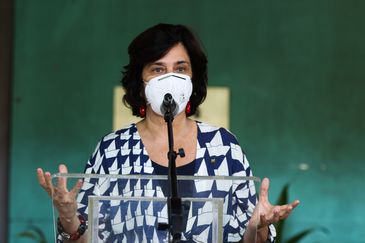 Tânia Rêgo /Agência Brasil A presidente da Fundação Oswaldo Cruz (Fiocruz) Nísia Trindade, fala à imprensa, após visita às instalações de produção da vacina da Fiocruz/ Oxford /AstraZeneca, no Rio de Janeiro.