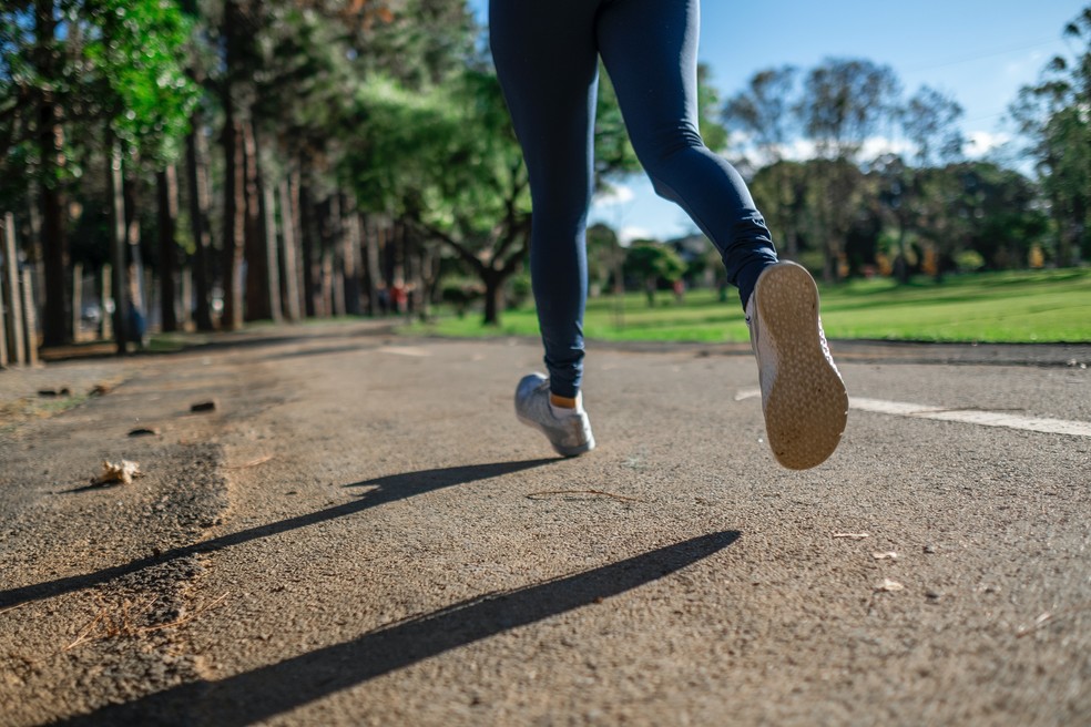 Praticar atividades físicas junto com uma boa alimentação ajudam para aumentar a imunidade e deixar o corpo mais forte — Foto: Reprodução da internet