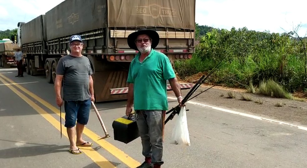 Caminhoneiros vão pescar durante interdição da rodovia; 'precisamos comer' — Foto: Rede Amazônica