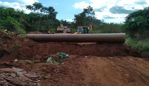 DER-ro135-tubo-de-aco-em-alta-floresta-do-oeste-18.4.2022-foto-Crejo-martins-570x401